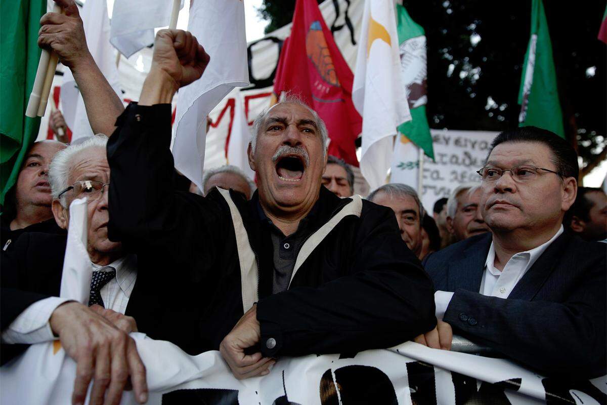 "Zypern gehört seinem Volk!", "Ein einiges Volk wird niemals besiegt!", riefen die Zyprioten am Dienstagabend in Sprechchören vor dem Parlamentsgebäude in der Hauptstadt.