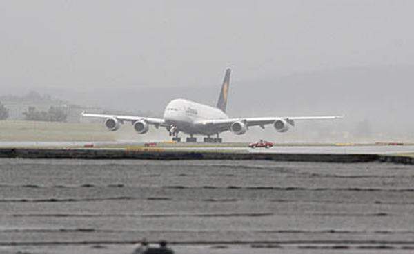 Vier Triebwerke sorgen beim A380 für den notwendigen Schub. Beim Start fällt eine der Besonderheiten des A380 auf. Direkt neben der Landebahn merkt man, wie leise das Flugzeug arbeitet.