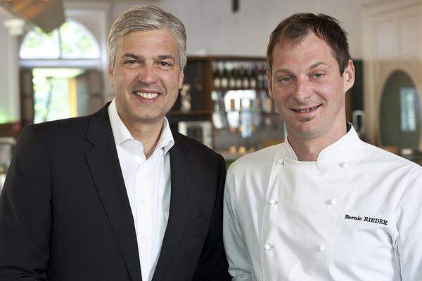 Bernie Rieder, bekannt aus Küche und Fernsehen, wird neuer Küchenchef im ÖMAK ("Österreicher im MAK"). Am 22. Mai wurde der gebürtige Burgenländer vorgestellt. Mit ihm soll das kulinarische Angebot ab 12. Juni "jünger, trendiger und innovativer" werden.Im Bild: Herbert Fuchs, Gourmetgroup-Geschäftsführer und Bernie Rieder.