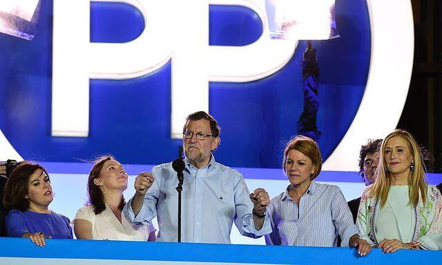 Ein Wahlsieg ohne Perspektive: PP-Chef Mariano Rajoy (Mitte) mit Vizeregierungschefin Soraya Saenz de Santa Maria, Gattin Elvira Fernandez, PP-Generalsekretärin Maria Dolores de Cospedal und PP-Mitglied Cristina Cifuentes.