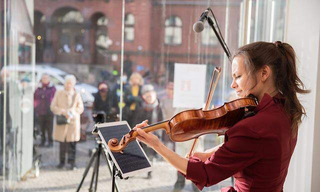 Auftritte gab es für Musiker in der Pandemie kaum. Im Bild: Johanna Staemmler, Initiatorin der sogenannten "Window Concerts" im Schaufenster einer Galerie in Berlin-Pankow.