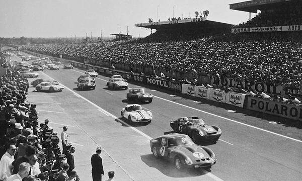 Unser 51-Mio.-Ferrari in originaler Aktion: Nummer 7 beim Start in Le Mans 1962. Gewonnen hat er nicht.

Copyright:Mcklein