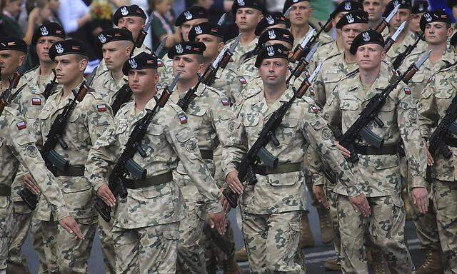 Polnische Soldaten während einer Parade zum Nationalfeiertag im August