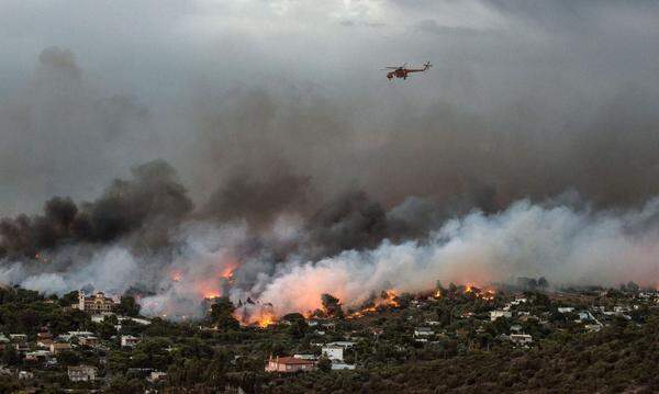 Bei den schlimmsten Waldbränden in Griechenland seit einem Jahrzehnt sind dutzende Menschen ums Leben gekommen. Die Behörden sprachen am Donnerstag von mindestens 82 Todesopfern. Wie viele Menschen noch vermisst werden, ist unklar. 