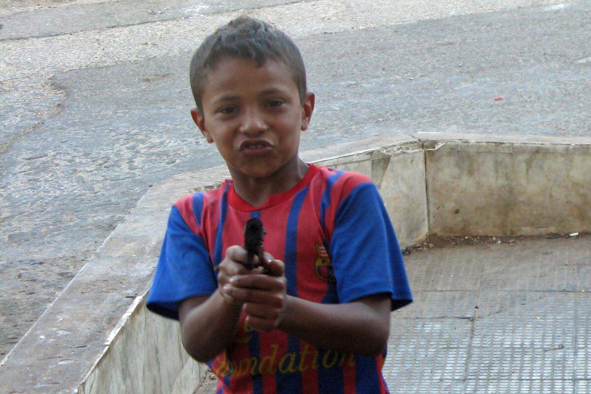 Vor dem al-Waha-Ex-Einkaufszentrum spielen die Kinder - darunter dieser junge Mann mit dem Trikot des Fußballklubs FC-Barcelona. Messi hat er auf dem Rücken stehen, In der Hand hält er eine Spielzeugpistole. So wie Kinder im Westen auch. Nur das er Krieg nicht nur spielt, sondern schon erlebt hat. Ob der kleine Messi eine Zukunft hat? Die libanesischen Schulen sind wegen des Flüchtlingsstroms überfüllt, selbst für Einheimische werden die Plätze knapp.Die Pressereise wurde von einem Sponsor der Caritas Österreich kofinanziert. Die Hilfosrganisation will wegen der "größten humanitären Katastrophe" unserer Zeit, also jener im Libanon, und der Dürrekatastrophe in der Sahelzone das Hilfsbudget verdoppeln.