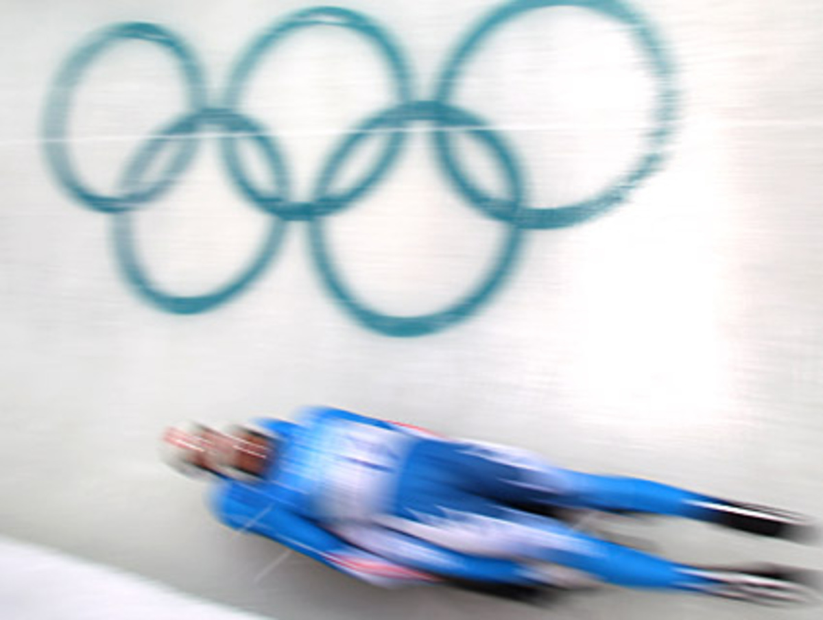 Ihre Chancen auf ihr erstes Edelmetall bei ihren fünften Spielen verspielt hatten Tobias und Markus Schiegl bereits im ersten Lauf nach einer Schrecksekunde. Die Tiroler gerieten vor der Zielkurve durch einen Fahrfehler von der Ideallinie ab und krachten mit voller Wucht gegen die Seitenbegrenzung. Dadurch reichte es im ersten Heat nur zu Rang acht, den sie auch am Ende behielten.