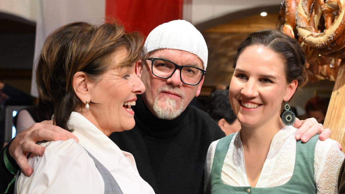 Magdalena Hauser, Gerry Friedle alias "DJ Ötzi" und Elisabeth Hauser-Benz bei der legendären Weißwurstparty am Freitag im Biohotel Stanglwirt.