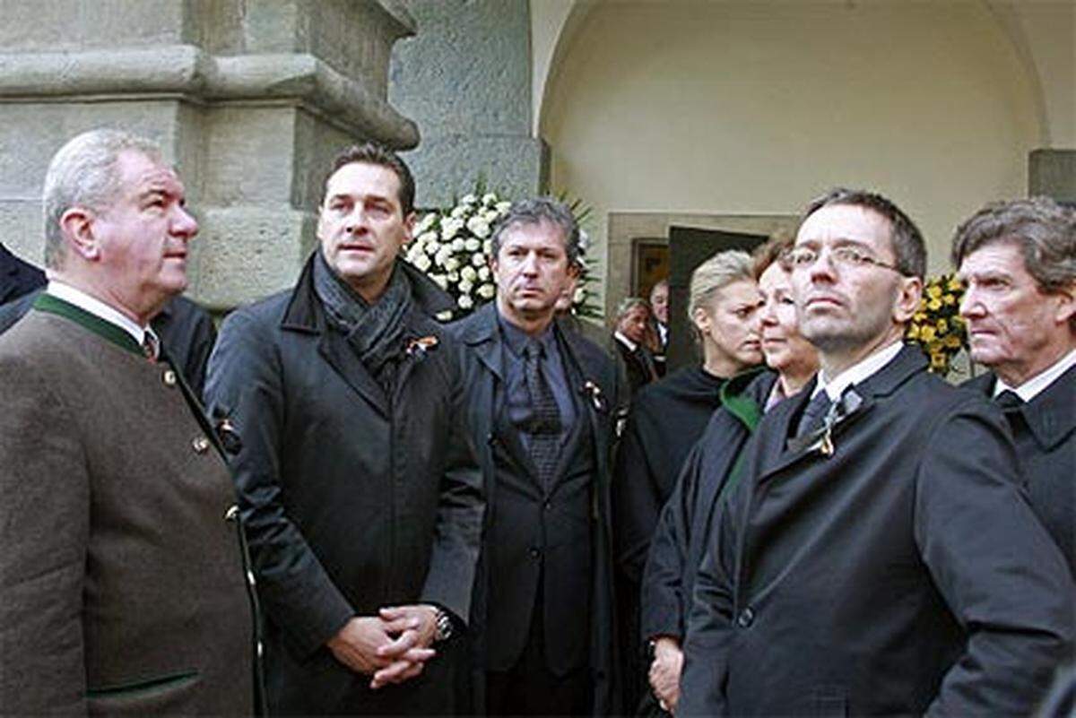 Unter den Trauernden war auch FPÖ-Chef Heinz-Christian Strache. Hier im Bild mit dem Kärntner FP-Chef Franz Schwager (links) , FP-Generalsekretär Herbert Kickl (zweiter von rechts) und dem früheren oberoesterreichischen FP-Chef Hans Achatz.