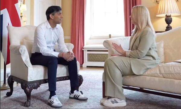Rishi Sunak bei einem Interview mit grau, weiß, schwarzen Adidas Samba in der Downing Street.