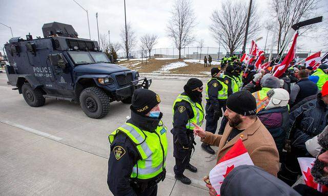 Am Wochenende begann die kanadische Polizei die Ambassador Bridge zu räumen.