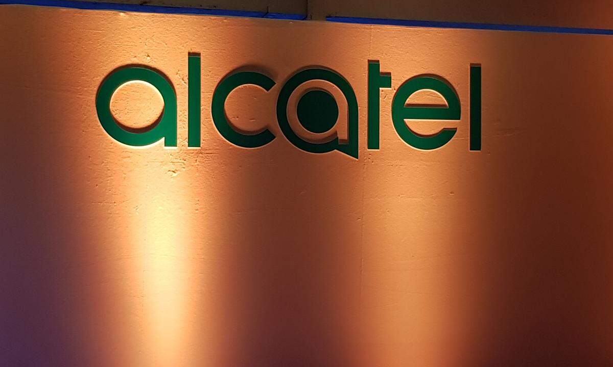 Alcatel ist seit einigen Jahren wieder auf dem Markt. Bis vor kurzem noch als "Alcatel One Touch". Eingespart hat man nur den Namen, das umfangreiche Portfolio bleibt erhalten. Statt der Präsentation eines einzigen Flaggschiffs wurden nun zwei Tablets und fünf Smartphones präsentiert. Davon stechen bei den Smartphones das Series 1X sowie das Series 5 deutlich hervor.