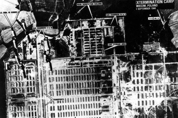 April 1940: SS-Chef Heinrich Himmler ordnet den Bau eines KZ in der besetzten südpolnischen Stadt Oswiecim an. Auschwitz ist zunächst als Lager für Polen gedacht, die sich der Besatzungsmacht widersetzen. Am 14. Juni 1940 trifft der erste Transport mit 728 politischen Häftlingen ein.Im Herbst 1941 wird im benachbarten Dorf Birkenau (Brzezinka) mit dem Bau eines zweiten Lagers begonnen. Der Komplex umfasst schließlich drei Haupt- und 48 Nebenlager. Auschwitz-Birkenau allein hat eine Höchstbelegung von etwa 100.000 Menschen.