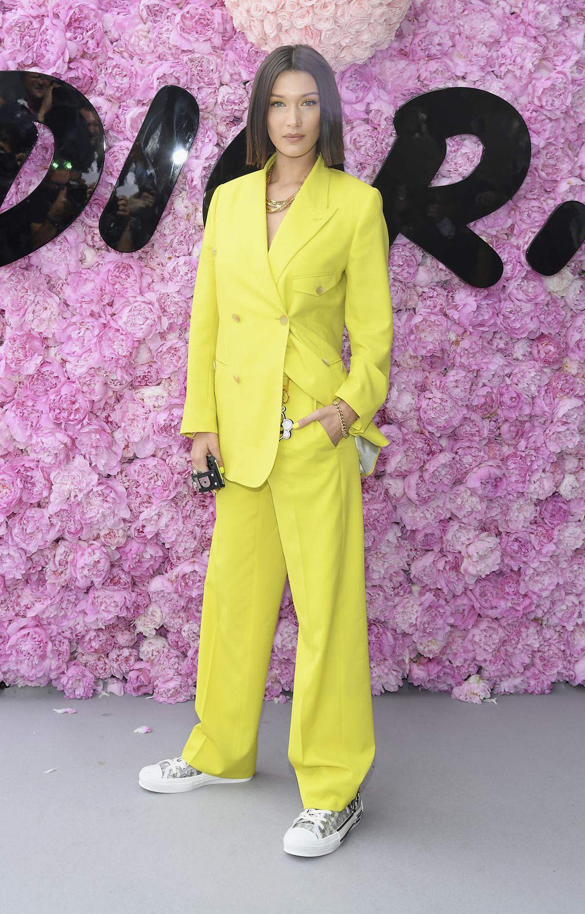 So gar nicht bieder wirkt der gelbe Hosenanzug von House of Holland, den Bella Hadid in Paris trug.    