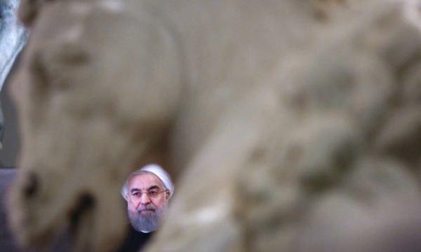 Rohani vor einer - unverhüllten - Statue