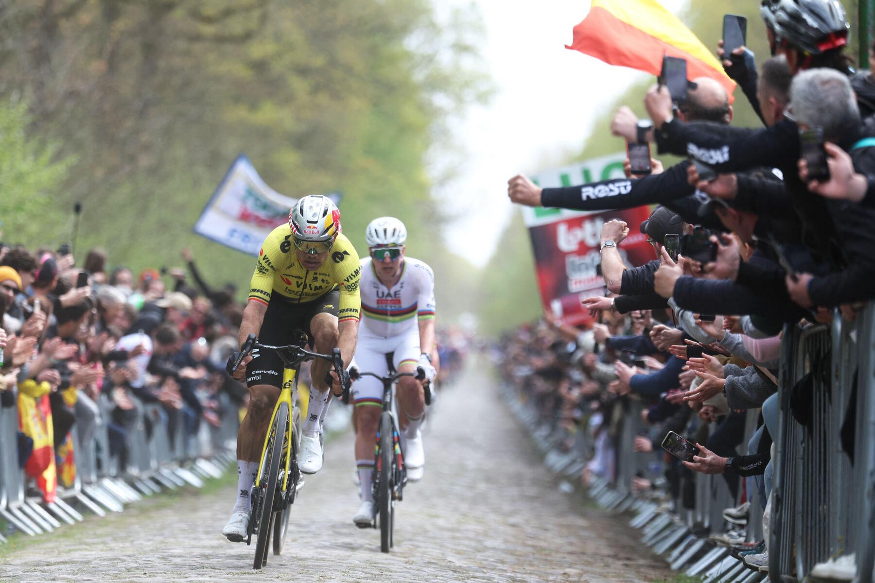 Pogacar muss sich bei Paris-Roubaix van Aert geschlagen geben