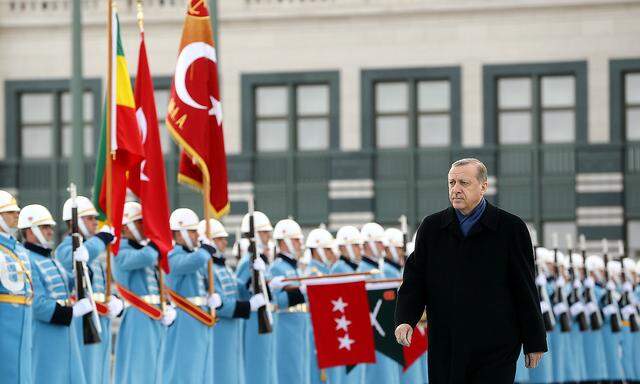 Erdogan vor einer Ehrengarde im Präsidentenpalast in Ankara.