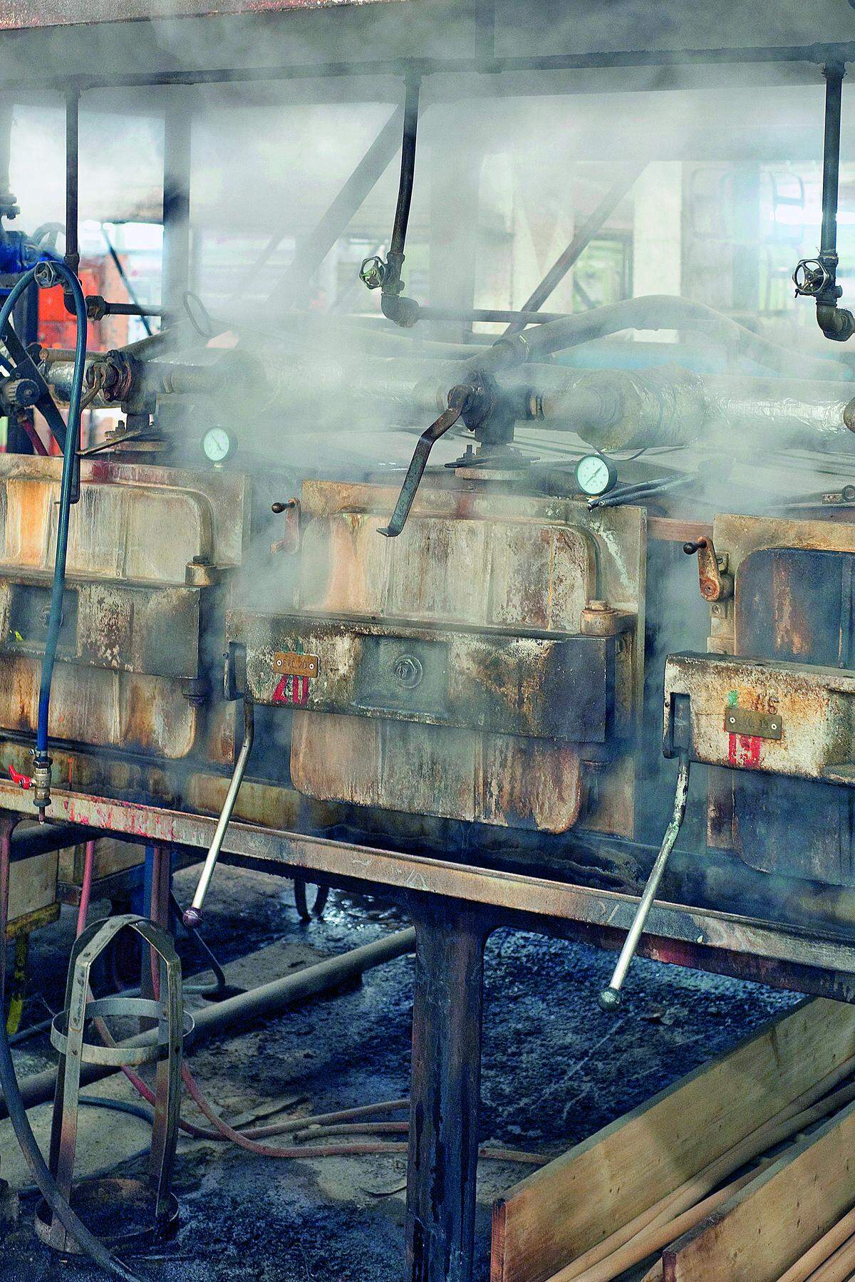 Um das Holz biegen zu können, wird es zuerst bei Temperaturen um 100° C geschmeidig gemacht