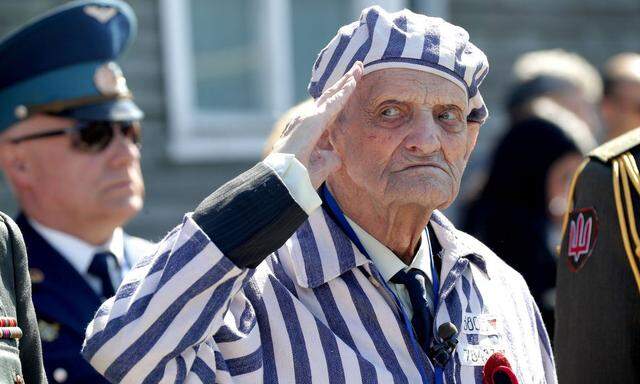 KZ-Überlebender Igor Malitski, 93, aus der Ukraine, salutiert an der Gedenkstätte des ehemaligen Konzentrationslagers Mauthausen während der Gedenkfeier