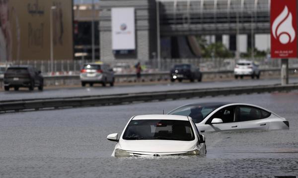 Wüste unter Wasser - vor kurzem in Dubai (und anderen Emiraten). Die Folgen der Klimakrise zeigten sich jedoch das gesamte vergangene Jahr hindurch in Asien. 