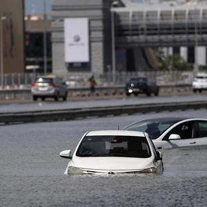 Wüste unter Wasser - vor kurzem in Dubai (und anderen Emiraten). Die Folgen der Klimakrise zeigten sich jedoch das gesamte vergangene Jahr hindurch in Asien. 