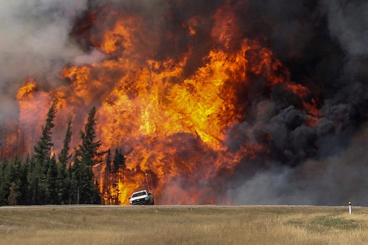 Das Feuer war so gewaltig, dass es sein eigenes Mikroklima schuf. Die Brände waren auch am Montag etwa 30 Kilometer von der Grenze zur benachbarten Provinz Saskatchewan entfernt. Diese Gegend ist so gut wie unbewohnt.