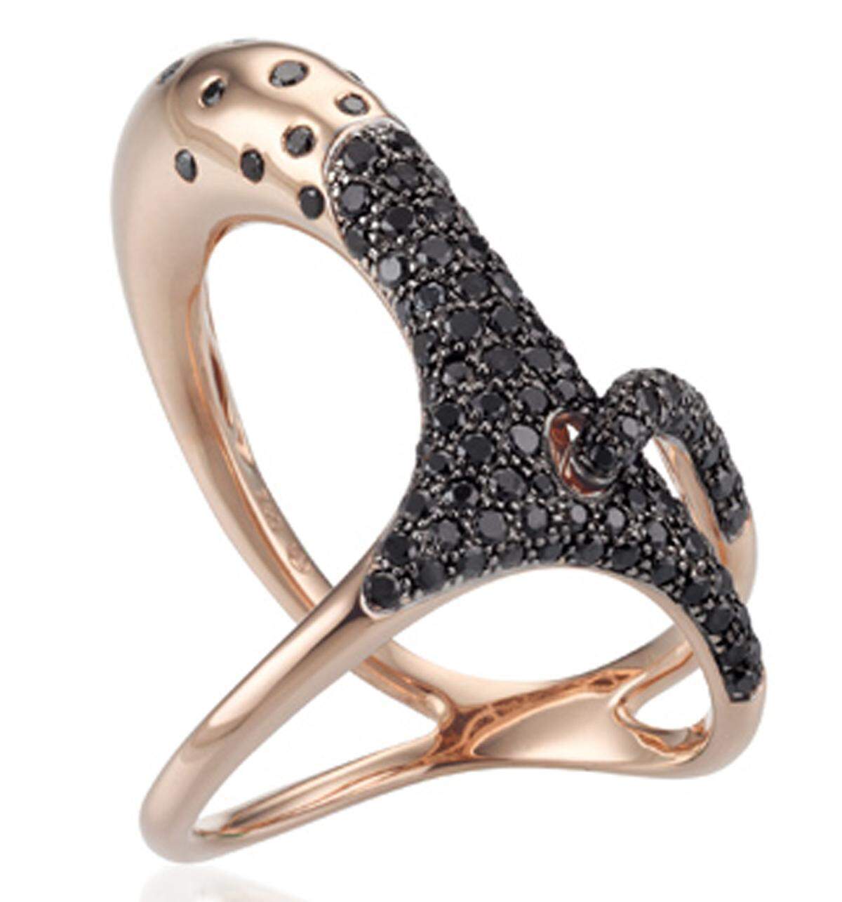 Etwas abstrakt wird der "Black Swan" bei diesem Ring vonOliver Heemeyer dargestellt.