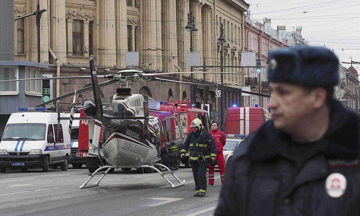 Präsident Wladimir Putin war am Montag in St. Petersburg, hielt sich aber nach Angaben seines Sprechers im Vorort Strelna auf. Die Sicherheitsbehörden würden die Explosion aufklären, versprach Putin.