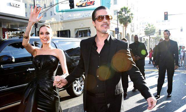  Als nach außen hin noch alles eitel Sonnenschein war: Angelina und Brad Pitt vor zwei Jahren ganz in Schwarz bei der Filmpremiere von „Maleficent“ in Los Angeles.