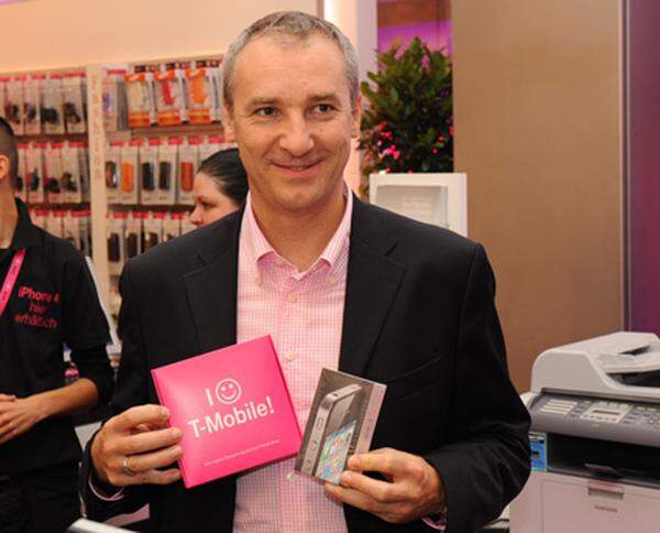 T-Mobile-Chef Robert Chvátal ließ es sich nicht nehmen, das erste Gerät einem Kunden zu überreichen. Er selbst hatte das iPhone 4 schon seit einiger Zeit im Betrieb. "Das ist aber nur ein Testgerät", meinte der Firmenchef. "Das hier ist das erste für Konsumenten."