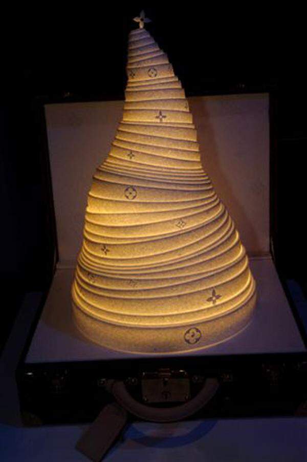 Der Christbaum von Louis Vuitton erinnert stark an eine marokkanische Lampe.
