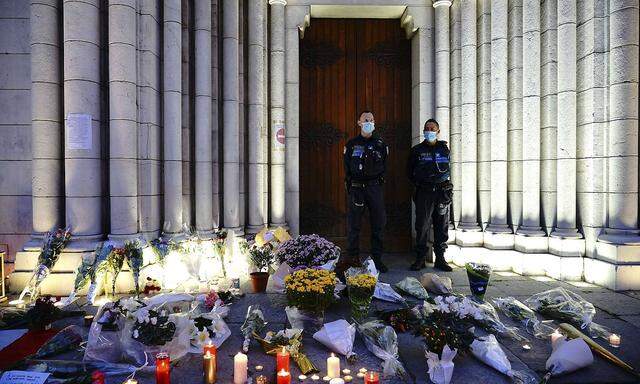 Hommage de la population Nicoise suite a l attentat a la Basilique Notre Dame de Nice NEWS : Attentat de Nice a la Basi