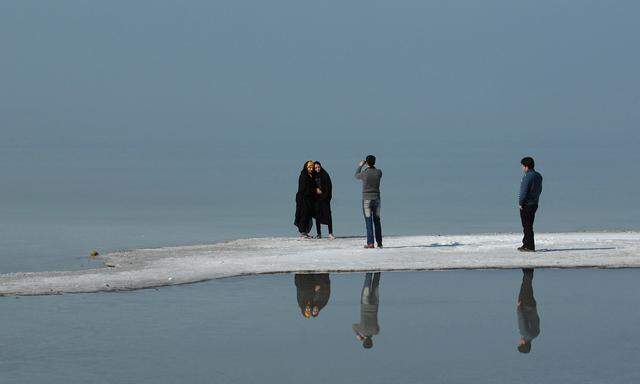 Studenten machen Fotos am Urmiasee. Der Wasserpegel des größten Binnensees im Iran sinkt kontinuierlich aufgrund veränderter Klimabedingungen.  