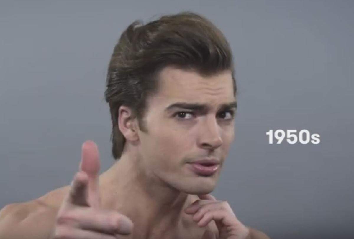 Längeres, nach hinten gekämmmtes und geföhntes Haar entsprach in den 50ern dem Schönheitsideal vieler Männer.