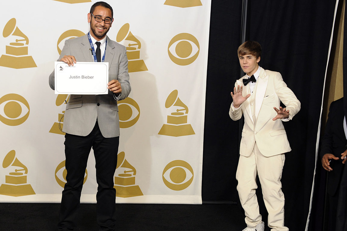 ... Teenie-Star Justin Bieber, der ebenfalls als Newcomer ins Rennen ging. Der 16-Jährige ging ohne Preis nach Hause. Das machte ihm offensichtlich nichts aus, er scherzte nach der Gala mit den Fotografen.