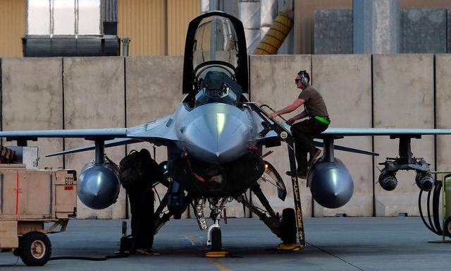 Die Wartung eines F16-Jets am Luftwaffenstützpunkt Bagram.
