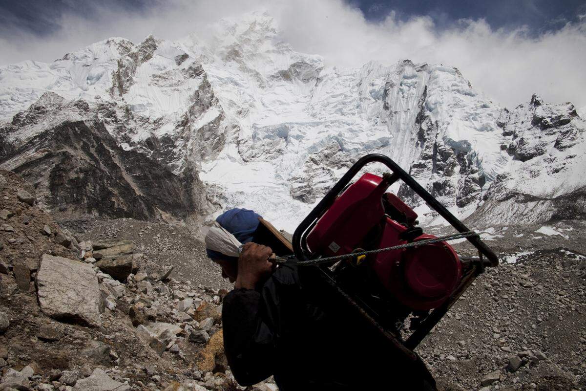 Er gründete den Himalayan Trust zur Unterstützung der nepalesischen Sherpas. Mit dem Geld wurden in der Region Khumbu beim Mount Everest Krankenhäuser und Schulen gebaut.