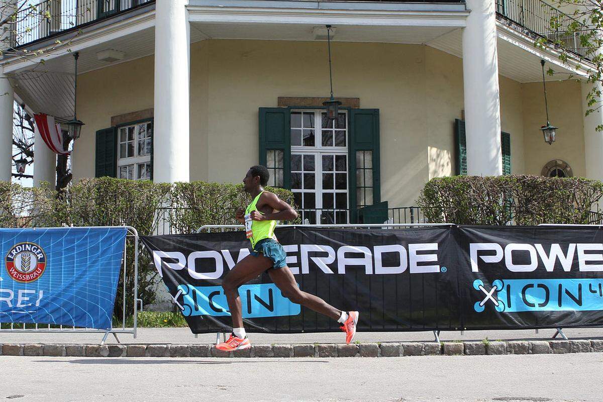 Der Äthiopier Sisay Lemma hat in der inoffiziellen Zeit von 2:07:31 Stunden gewonnen. Der Streckenrekordhalter und Vorjahressieger Getu Feleke brach seinen Lauf vor der Halbmarathonmarke überraschend ab.