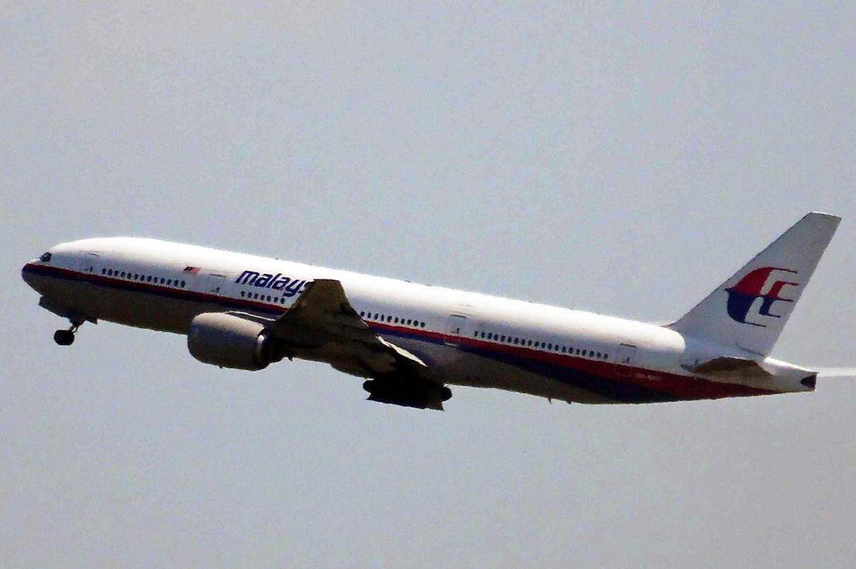 Der Krieg in der Ostukraine hatte am 17. Juli 2014 einen neuen traurigen Tiefpunkt erreicht, eine ungeahnte Katastrophe, deren politische und militärische Folgen zunächst gar nicht absehbar waren. Flug MH17 der Malaysia Airlines stürzte an der Grenze zu Russland mit 298 Menschen an Bord ab.
