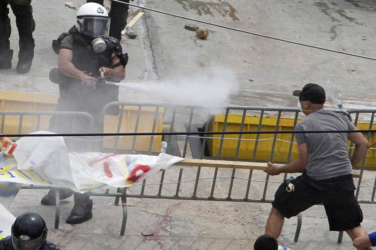 Vor dem Parlament und dem Präsidentenpalast in Athen hatte die Polizei Zäune und Begrenzungen errichtet, um den Politikern ungehinderten Zugang zu den Gebäuden zu sichern.