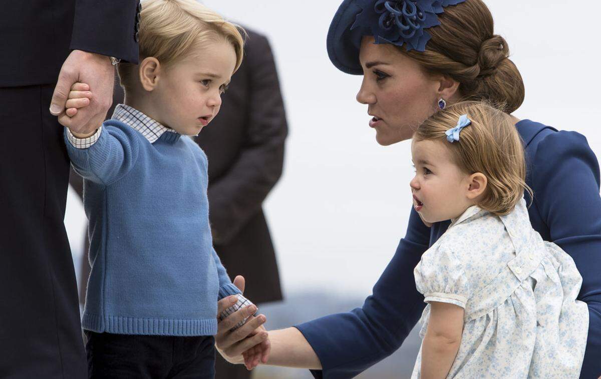 Er geht an der Hand von Vater William, Mutter Kate hat seine Schwester Charlotte auf dem Arm - doch es ist wieder einmal der blonde Prinz, der im Mittelpunkt steht.