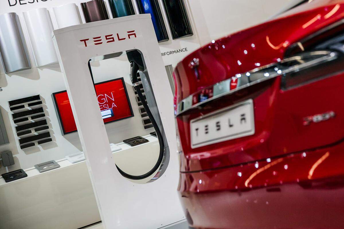 Natürlich gibt es auch die kostenlosen Schnellladestationen von Tesla. In Wien etwa, in Salzburg, Villach, Kitzbühel und in St. Anton. In 20 Minuten ist die Batterie zur Hälfte voll.