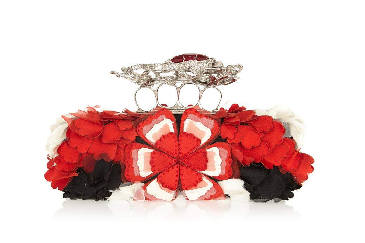 Clutch mit Blütenapplikationen und Klappverschluss in Schlagringoptik von Alexander McQueen.