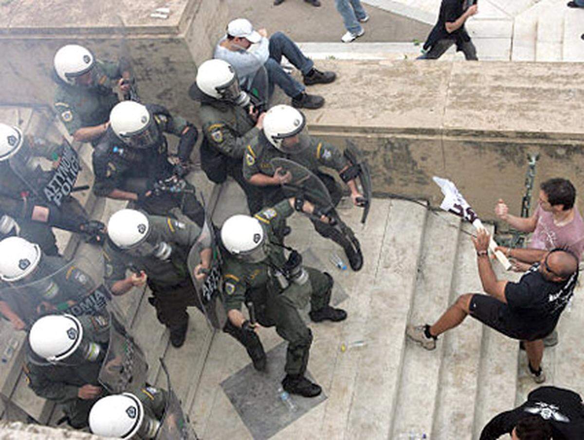 Im Zuge der Proteste kam es in Athen und Thessaloniki zu teils heftigen Ausschreitungen.