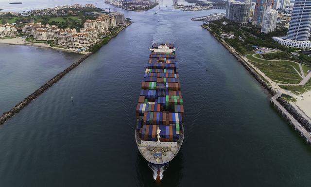 Cargo ship leaving the Port of Miami