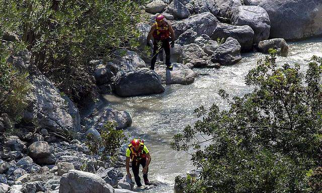 Suchtrupps arbeiten sich durch die Schluchten und Wasserströme, um möglicherweise auch nicht registrierte Wanderer in der Raganello-Schlucht zu finden.