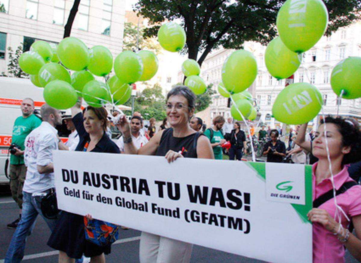 In den vordersten Reihen des Demo-Zuges fand sich eine Abordnung der Grünen mit Europaabgeordneter Ulrike Lunacek an der Spitze.