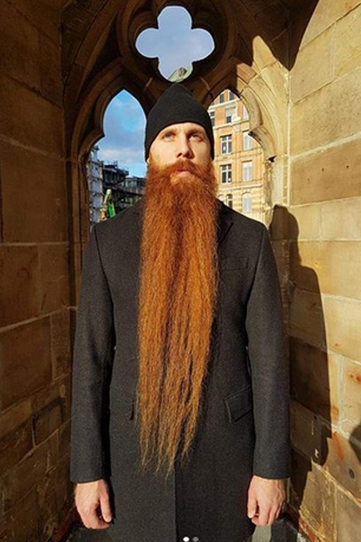 Dass sich lange Haare nicht nur auf dem Kopf gut machen, zeigt Viktor Erik Jensen aus dem schwedischen Lund auf seinem Instagram-Account. Sein roter Rauschebart, der seit 2013 keinen Rasierapparat mehr gesehen hat, hängt ihm mittlerweile bis über den Bauchnabel. Über 3000 Bart-Fans erfreuen sich an seiner Gesichtsbehaarung.
