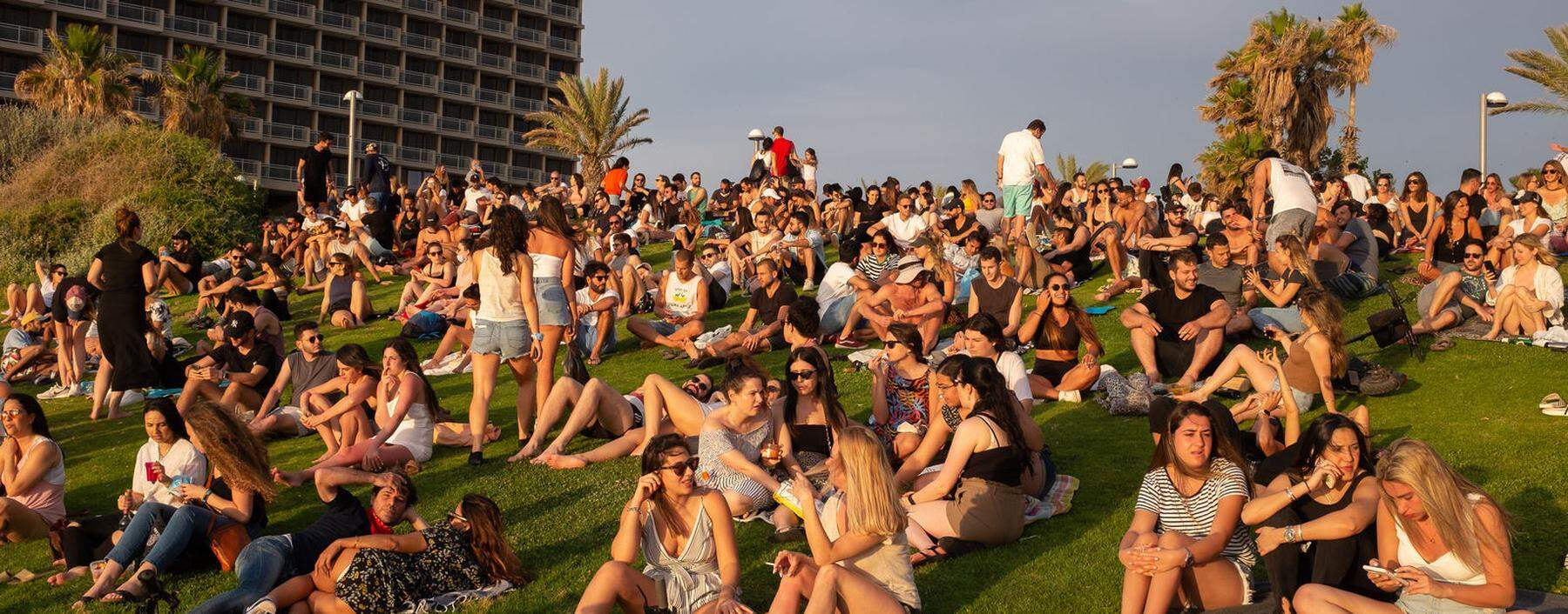 Sie unterhalten sich prächtig in einer Sprache, die zu einem guten Teil ein künstliches Gebilde ist: junge Israelis in Tel Aviv.  