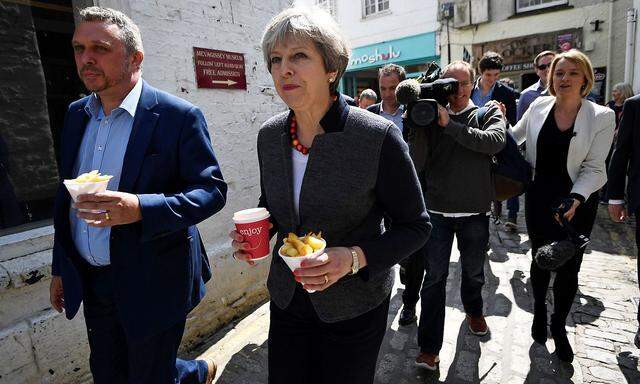 Die britische Premierministerin Theresa May stattet dem Ort Mevagissev im Südwesten Englands einen Besuch ab - inklusive Pommes-Zwischenmahlzeit.