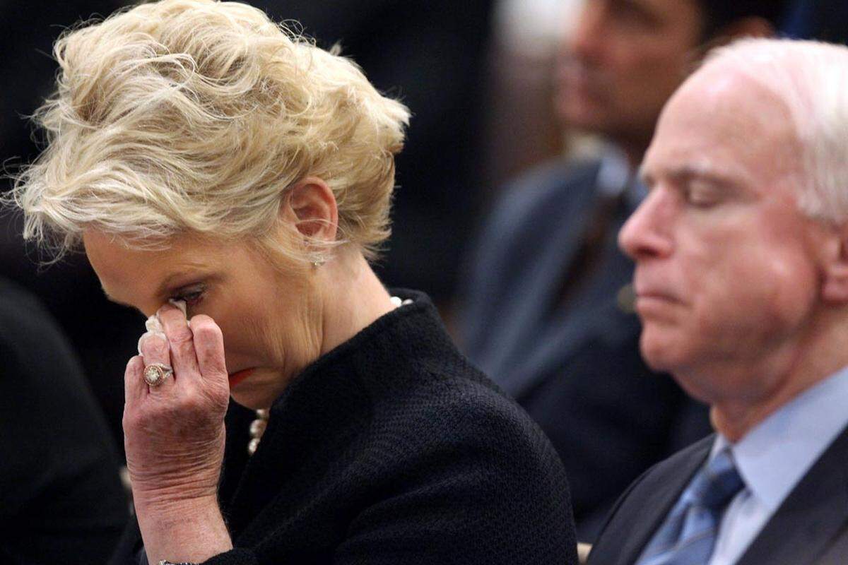 Auch Senator John McCain und seine Ehefrau Cindy besuchten das Begräbnis.